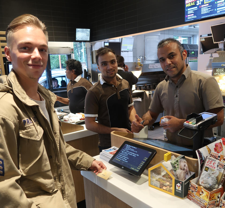 Mit der Goldenen McDonald’s-Karte kann Udo Bönstrup jederzeit umsonst bei dem Fastfood-Giganten speisen (Bild: Tobias Huch)