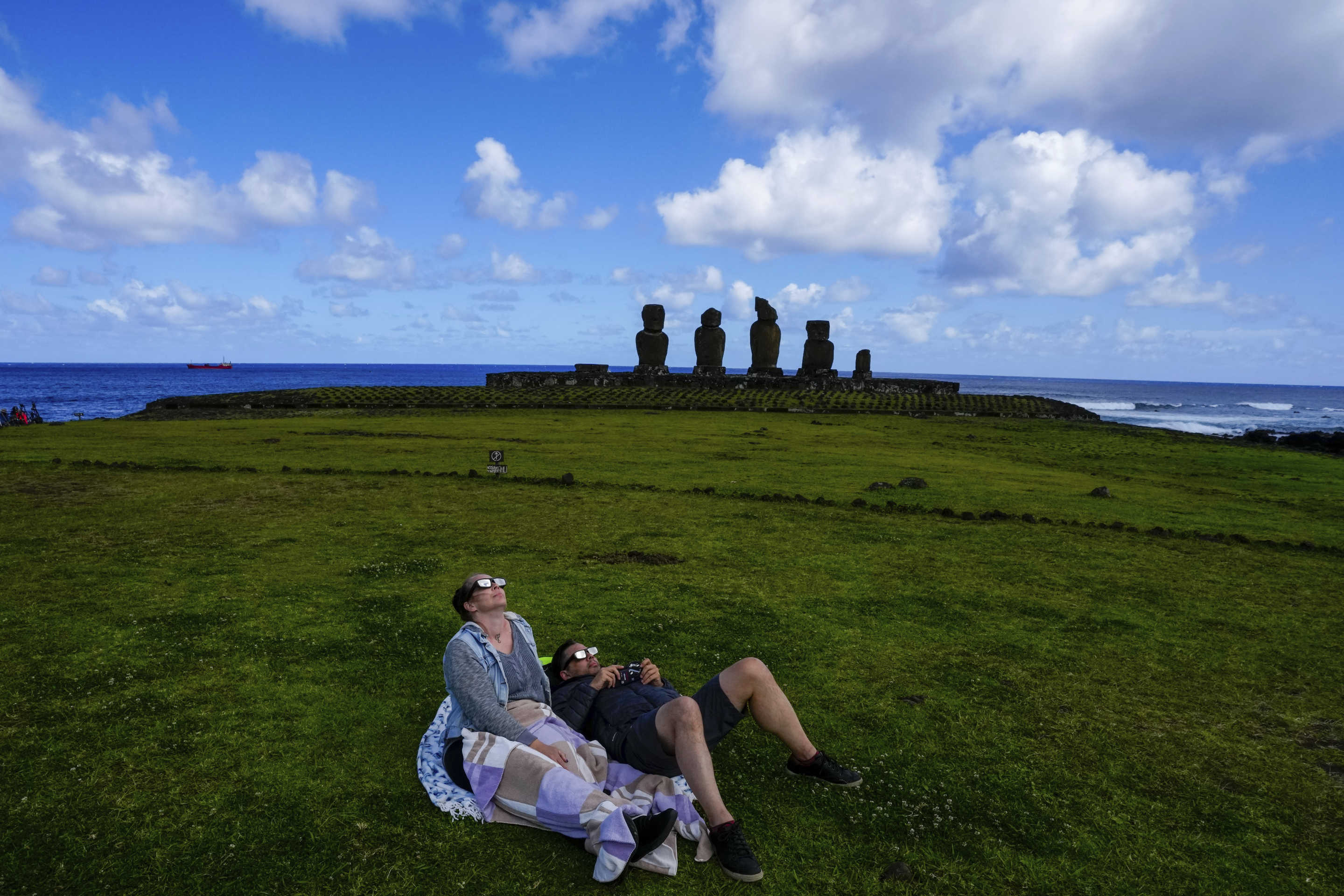 Menschen beobachten die ringförmige Sonnenfinsternis am Mittwoch auf Tahai, Rapa Nui oder der Osterinsel in Chile.