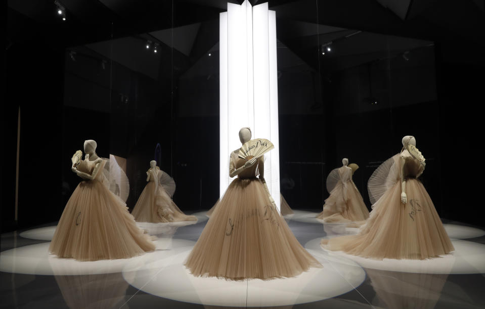 <p>La muestra también recoge algunos de los vestidos más icónicos de los diferentes directores creativos que asumieron el control de la firma francesa tras la muerte de Christian Dior en 1957: Yves Saint Laurent (1957-1958), Marc Bohan (1958-1989), Gianfranco Ferré (1989-1997), John Galliano (1997-2011), Raf Simons (2012-2015) y Maria Grazia Chiuri (2016-). (Foto: Alastair Grant / AP). </p>