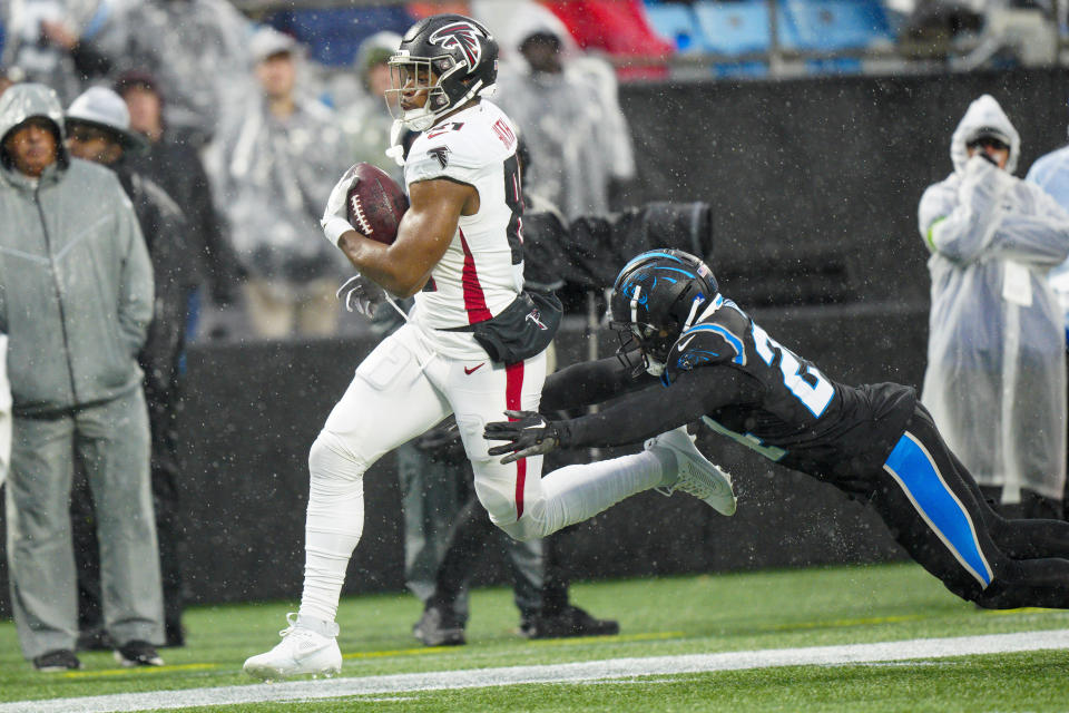 Atlanta Falcons tight end Jonnu Smith runs against the Carolina Panthers during the first half of an NFL football game Sunday, Dec. 17, 2023, in Charlotte, N.C. (AP Photo/Jacob Kupferman)