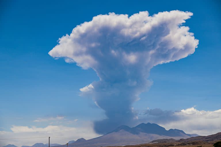 La columna de humo que se eleva por encima del volcán Láscar