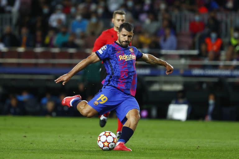 Sergio Agüero está en condiciones de protagonizar su primer Barcelona vs. Real Madrid, en el primer capiítulo del clásico español desde que Lionel Messi se marchó al futbol francés.