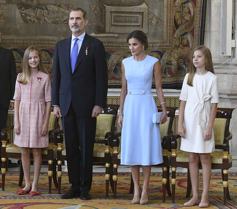 西班牙國王費利佩六世（Felipe VI）、王后雷蒂西亞（Queen Letizia）與兩位公主。（維基百科公有領域）