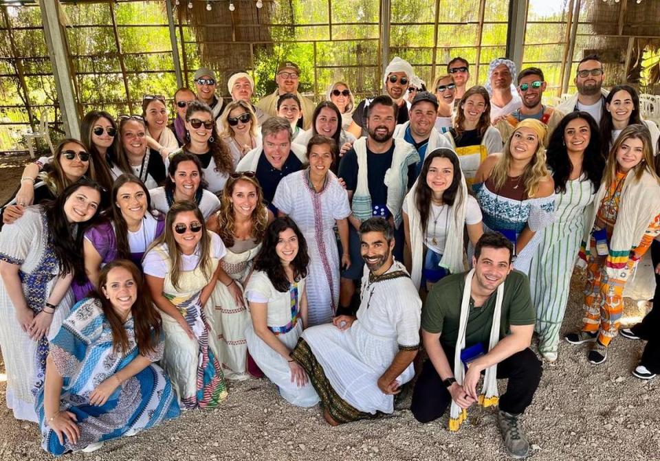 Miembros de la delegación de Jóvenes Líderes Profesionales de Miami en la Beta Israel Village, en Kyriat Gat, el lunes 24 de abril de 2023.