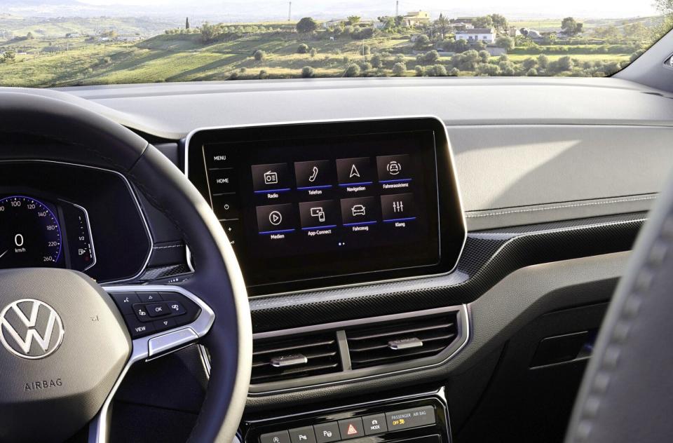 全車系標配9.2吋多媒體鏡面觸控主機(MIB 3)，內建原廠中文導航系統，並可支援Android Auto與無線Apple CarPlay連結功能。