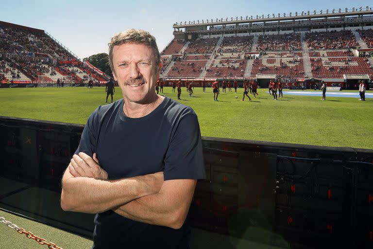 El actor Federico D'Elía, hincha del equipo de futbol Estudiantes de La Plata, en el estadio de su club