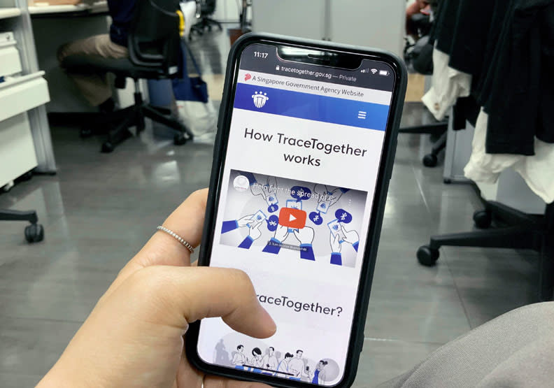 新加坡政府推出的防疫APP「TraceTogether」。（謝君青攝）