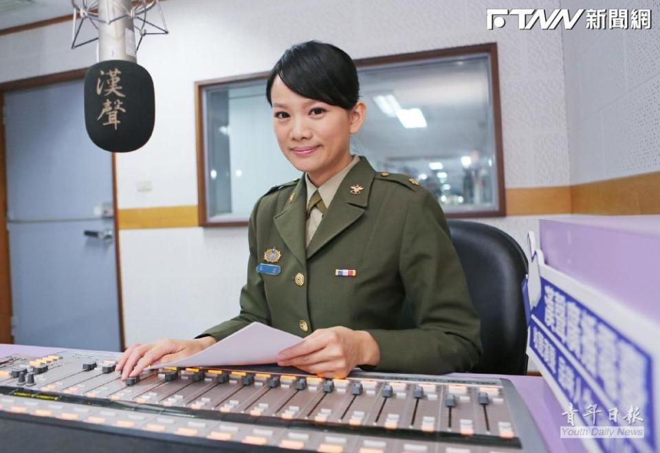 蕭美琴身邊的其中一名女性隨扈，外型相當亮眼，原來這名女軍官王柔，曾經擔任國防部莒光日主播。（圖／青年日報臉書）