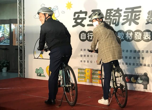 交通部長林佳龍(左)與學生一同示範騎乘自行車時，如何安全地轉彎。 (photo by 臧品安／台灣醒報)