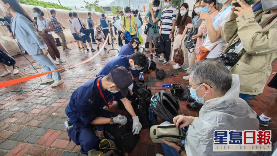 警方搜查隊證搜查傳媒隨身物品。梁國峰攝