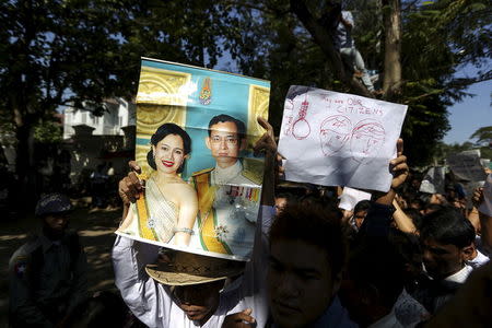 Protesters hold a portrait of Thailand's King Bhumibol Adulyadej and Queen Sirikit as they protest in support of Myanmar migrant workers Zaw Lin and Win Zaw Htun in front of the Thai embassy in Yangon December 25, 2015. REUTERS/Soe Zeya Tun