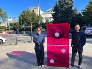 The World Vapers' Alliance zorganizowało instalację Nie pozwól upadkiem 19 milionów żyć przed polskim Sejmem w Warszawie w ramach kampanii #BackVapingBeatSmoking.