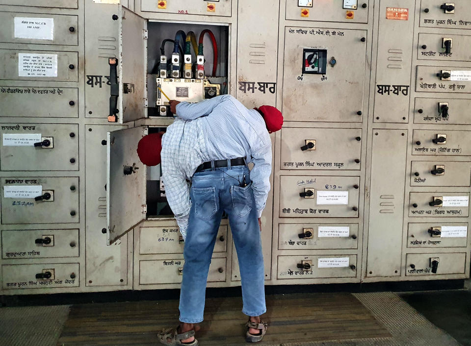 Extraordinary Twins - 18 year old twins Sohna and Mohna from Amritsar in India during a practical class in Pingalwara power station. (ITV)