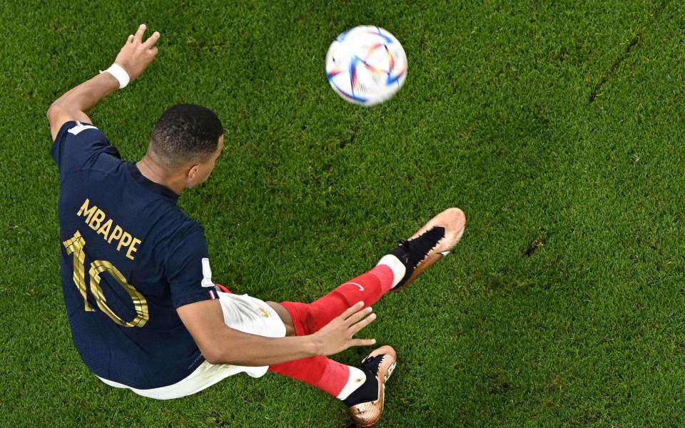 Kylian Mbappe dispara - MANAN VATSYAYANA/AFP vía Getty Images