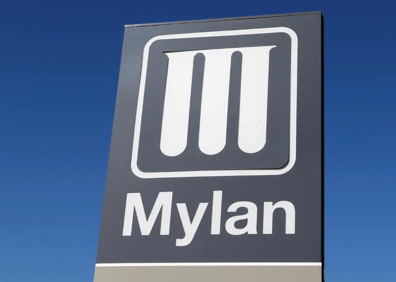 FOTO DE ARCHIVO: El logo de Laboratorios Mylan, una empresa dedicada principalmente a la comercialización de medicamentos genéricos se muestra en Merignac cerca de Burdeos, Francia