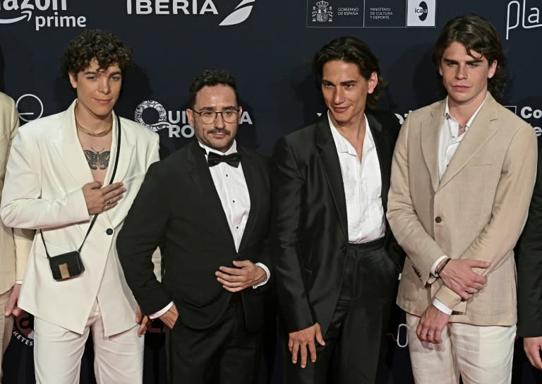 De izquierda a derecha, el actor argentino Juan Caruso, el director español Juan Antonio Bayona, y los actores uruguayo Enzo Vogrincic y argentino Felipe González Otano, de la película "La sociedad de la nieve", en la gala de los premios Platino del cine iberoamericano celebrada el 20 de abril de 2024 en Playa del Carmen, México (CARL DE SOUZA)