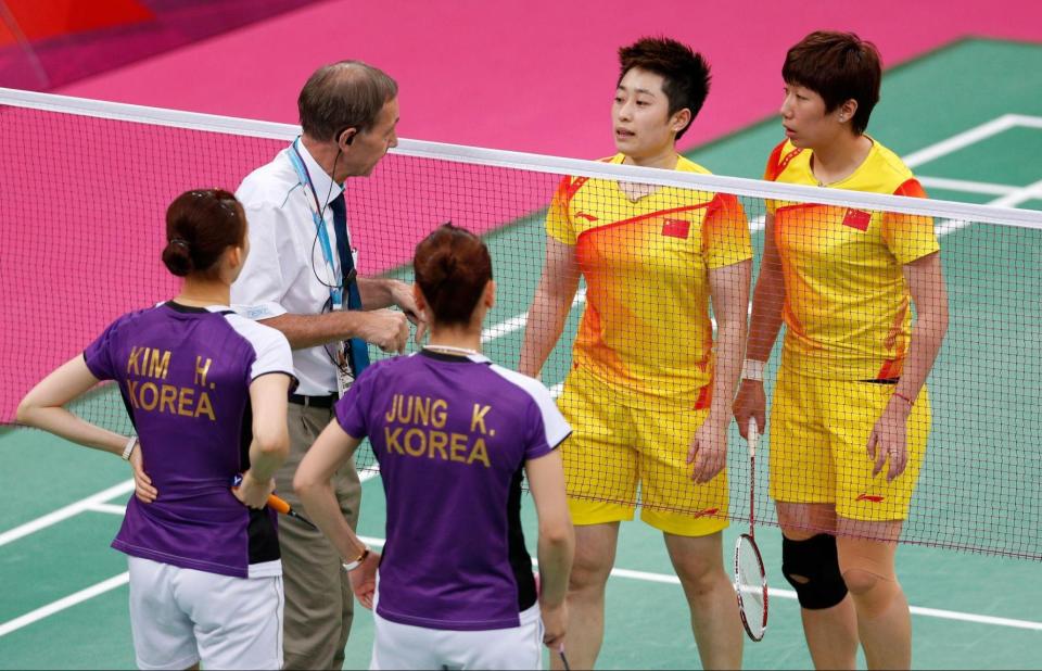 El árbitro Torsten Berg hablando con la pareja china de Yu Yang y Wang Xiaoli y el dúo surcoreano de Jung Kyung-eun y Kim Ha-na durante el controvertido partido. (Reuters)