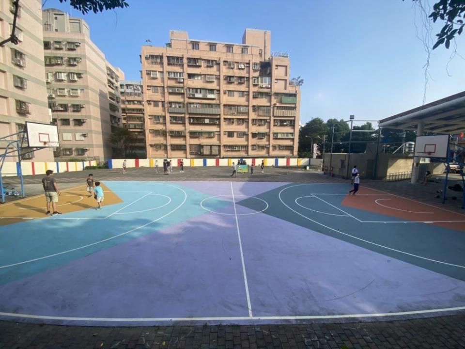 為提昇運動風氣，新北市府民政局改造社區、公園內籃球場為藝術風格的球場。（記者吳瀛洲攝）