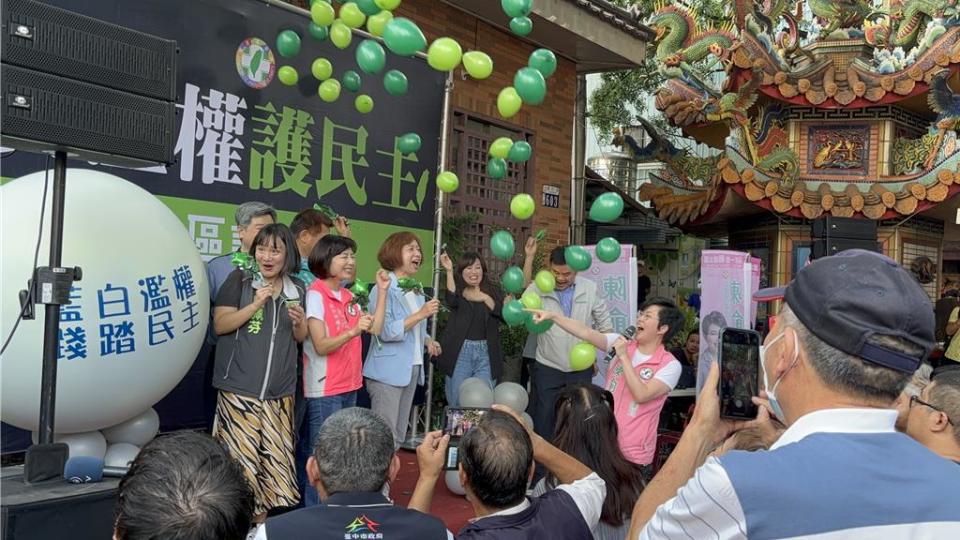 台中市議員陳俞融舉辦「反濫權護民主」說明會，會中以巨型氣球巧思象徵藍白謊言被戳破。（馮惠宜攝）