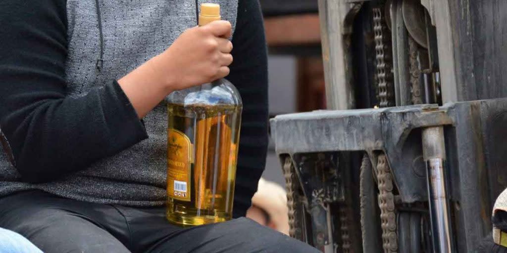 Detectan más casos de intoxicación por consumo de alcohol adulterado en Puebla