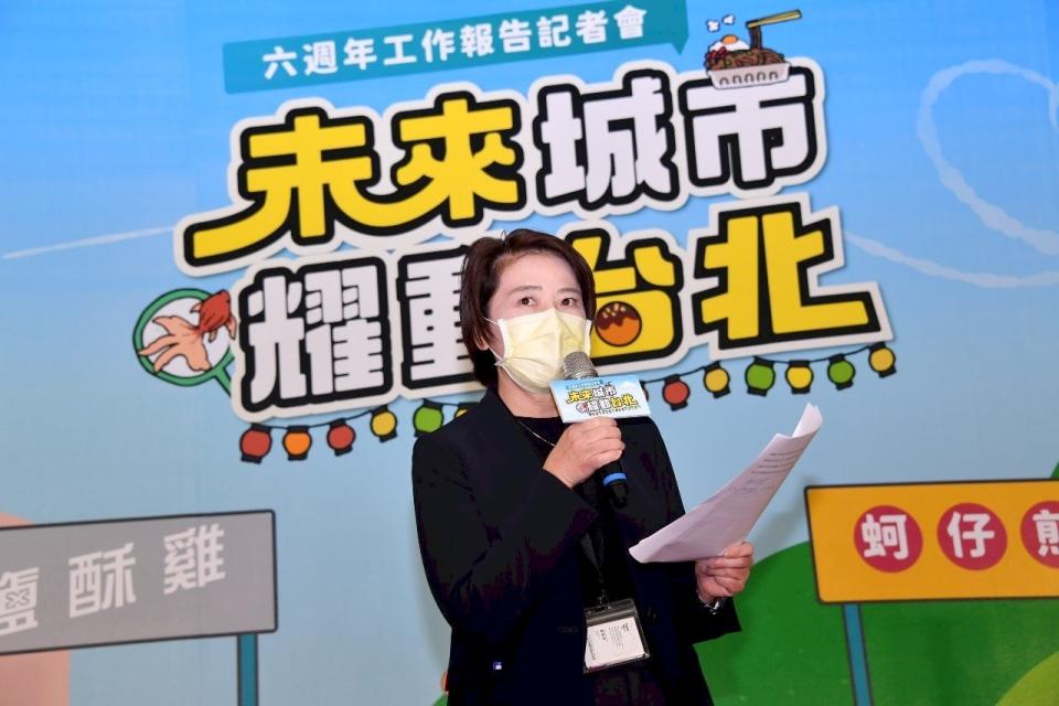 台北市副市長黃珊珊25日主持市長柯文哲就職6週年記者會的防疫與轉型篇，受訪時說明北市因應部桃群聚感染的情況。(北市府提供)