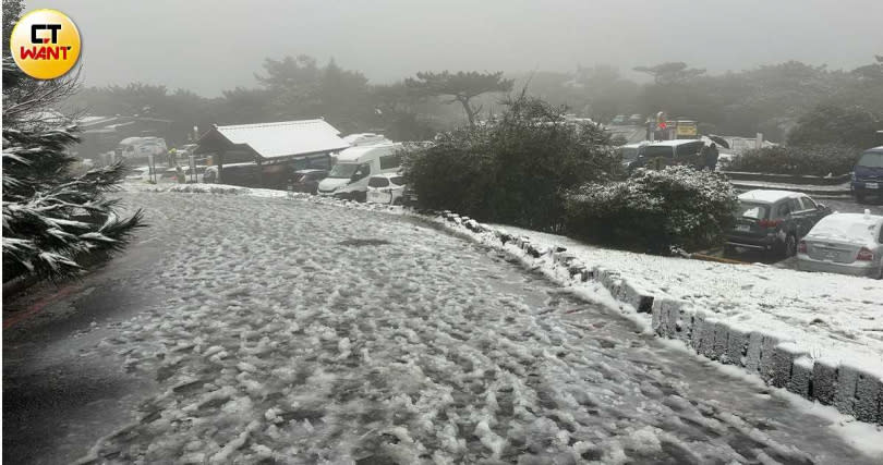 陽明山二子坪停車場地面已被靄靄白雪覆蓋。（圖／方萬民攝)