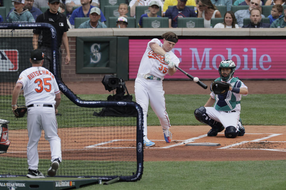 Adley Rutschman, de los Orioles de Baltimore, batea en la primera ronda del Derby de Jonrones del Juego de Estrellas, en Seattle, el lunes 10 de julio de 2023. (AP Foto/John Froschauer)