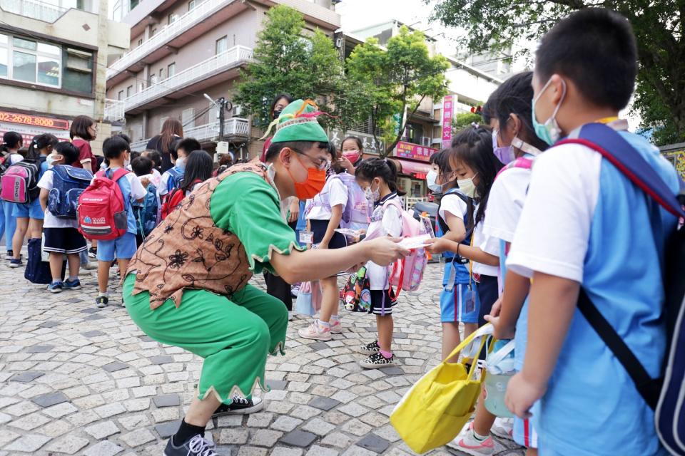 新北市議員侯選人卓冠廷化身「小飛俠」現身鶯歌宣傳紙風車。   圖：卓冠廷選辦提供