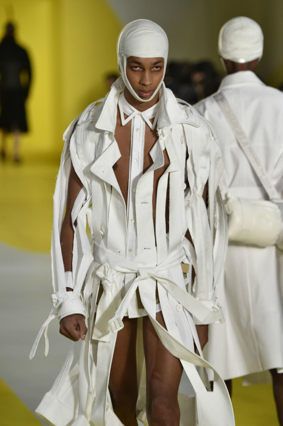 <p>La primera colección masculina de John Galliano para Maison Margiela vino cargada de piezas deconstruidas tan originales como surrealistas. (Foto: Gtres). </p>