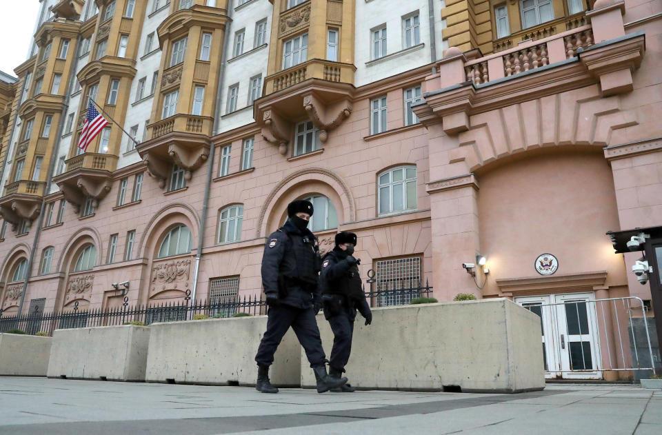 Image: Police officers walk past the U.S. Embassy in Moscow (Sergei Fadeichev / TASS/Getty)