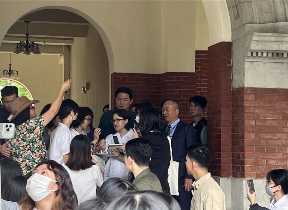 準副總統蕭美琴參觀南女校紅樓校舍。（南女校友會提供／寶智華台南傳真）