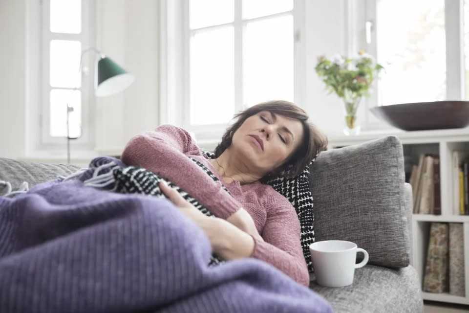 Hormonschwankungen während des Eisprungs können deinen Schlaf beeinflussen. (Getty Images)