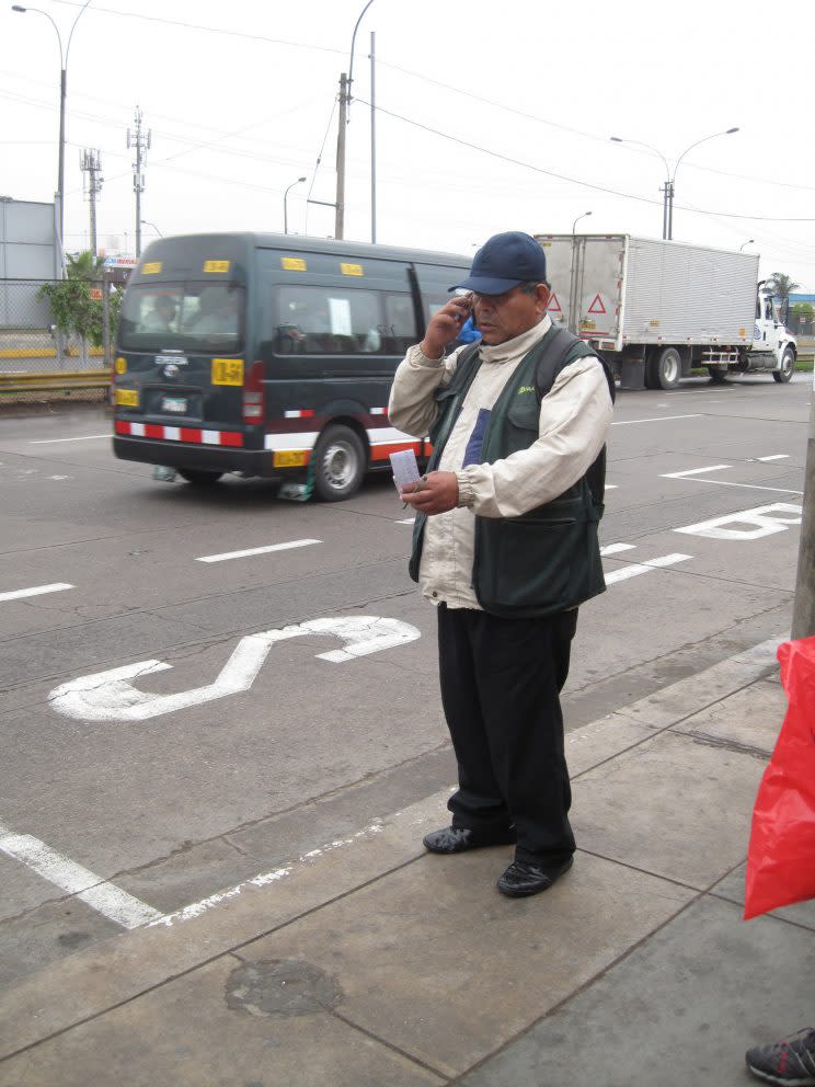Un “datero” le informa a los vehículos de transporte cuando hay pasajeros esperando. (Surtr/Flickr)