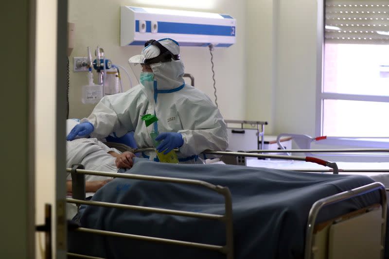 La enfermera Cristina Cadenas, de 53 años, con un equipo de protección personal (PPE) completo, atiende a un paciente durante su turno en el hospital Príncipe de Asturias, en medio del brote de la enfermedad coronavirus (COVID-19), en Alcalá de Henares, España