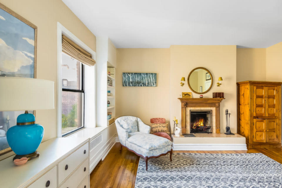 <p>If you’re only going to have one bedroom, better make it be one with a fireplace. (<i>Photo: <a href="http://www.zillow.com/blog/amy-schumer-asks-2m-nyc-apartment-186542/" rel="nofollow noopener" target="_blank" data-ylk="slk:Zillow;elm:context_link;itc:0;sec:content-canvas" class="link ">Zillow</a>)</i></p>