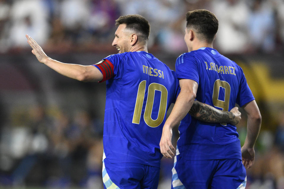 Lionel Messi, de la selección argentina, festeja con su compañero Julián Álvarez tras marcar ante Guatemala en un amistoso, el viernes 14 de junio de 2024, en Landover, Maryland (AP Foto/Nick Wass)