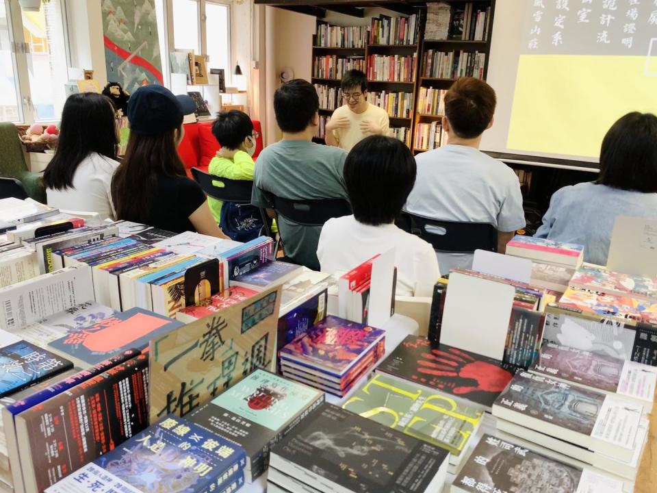 一拳書館因「匿名投訴」取消學校書展，改辦推理閱讀週，並安排店員與讀者分享。圖為一拳書館 5 月 4 日上載 Facebook 的照片。（一拳書館 FB）