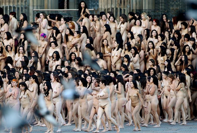 Tunick dijo que en una de las instantáneas, que serán luego expuestas en el Museo de Arte Moderno de Bogotá, posaron solo mujeres con el edificio del capitolio de fondo. FOTO: Leonardo Muñoz (EFE)