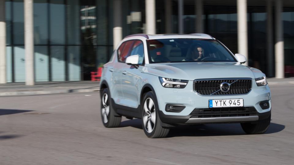 Volvo hat den kleinen XC40 auf die Straße geschickt. Das SUV ist in der Kompaktklasse angesiedelt und richtet sich an junge Familien. Foto: Volvo