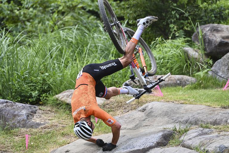 El holandés Mathieu Van De Poel, favorito en el mountain bike, sufre una dura caída en Tokio 2020