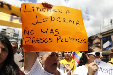 Supporters of arrested Caracas metropolitan mayor Antonio Ledezma attend to a gathering in support of him in Caracas February 20, 2015. REUTERS/Carlos Garcia Rawlins