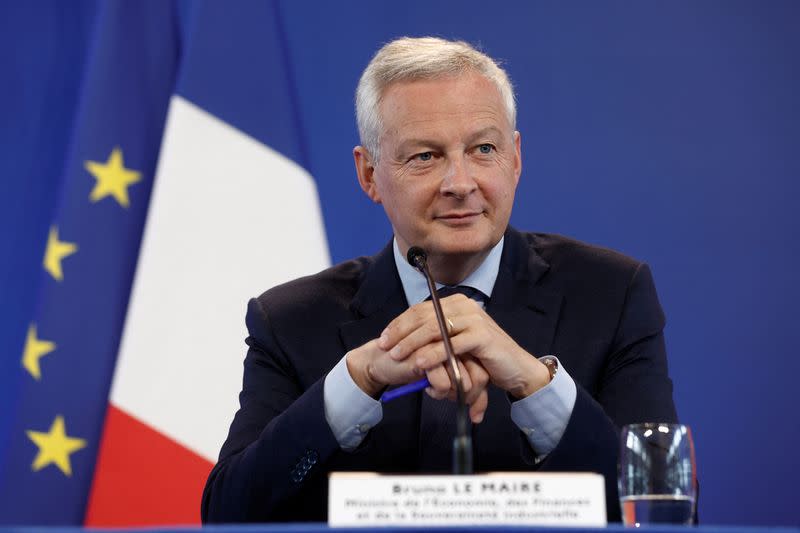 FOTO DE ARCHIVO: El ministro francés de Economía, Finanzas, Industria y Seguridad Digital, Bruno Le Maire, asiste a una rueda de prensa en el Ministerio de Finanzas de Bercy, en París