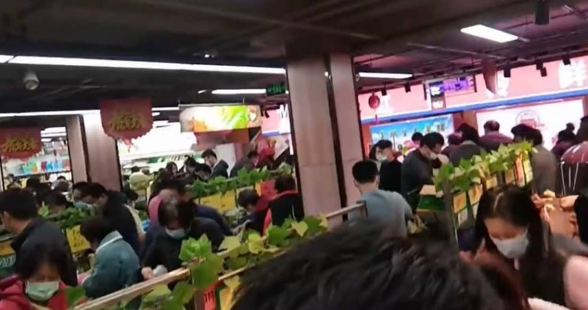 上海宣布分流封城，引發民眾前往超市搶購。（圖／翻攝自朋友在中國YouTube）