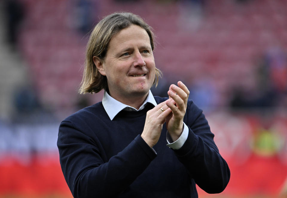 Mainz' head coach Bo Henriksen applauds after a Bundesliga soccer match between FSV Mainz 05 and VfL Bochum in Mainz, Germany, Saturday, March 16, 2024. (Torsten Silz/dpa via AP)