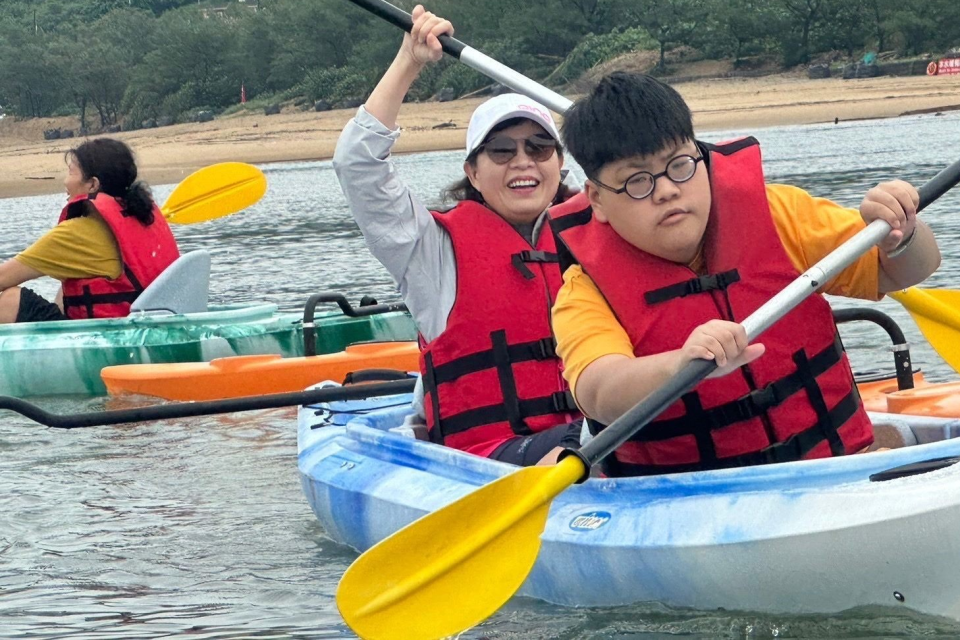 臺北市啟明學校學生到海邊划獨木舟