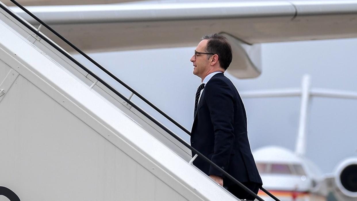 Bundesaußenminister Heiko Maas geht an Bord einer Maschine der Flugbereitschaft. Foto: Britta Pedersen/Archiv