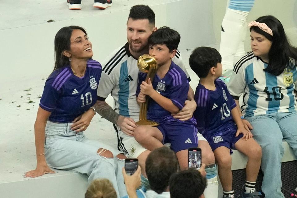 Lionel Messi sits with his wife and two of his sons after the final (AP Photo / Christophe Ena)