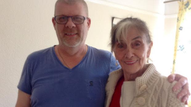 Isle of Wight County Press: June Brown - aka EastEnders&#39; Dot Cotton - and her friend Simon Martin at his former home in Ventnor.