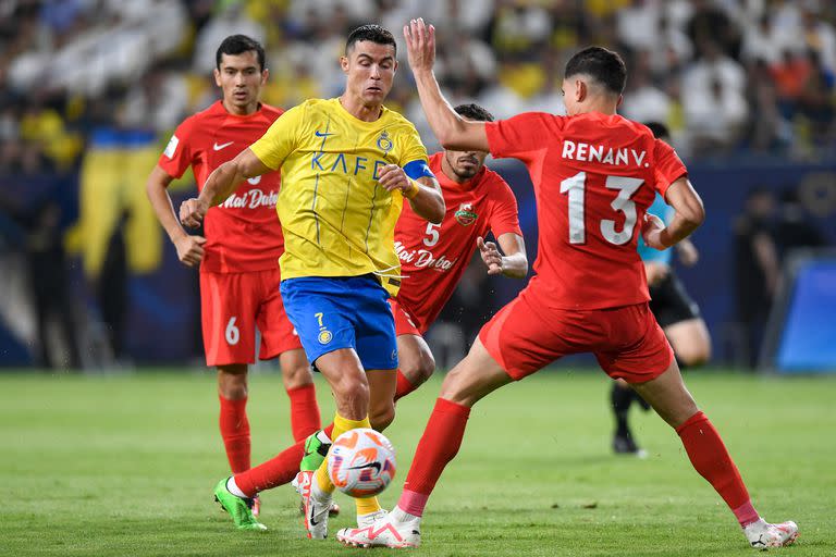 En Al-Nassr, de Arabia Saudita, Cristiano Ronaldo propone una pulseada a la distancia con Lionel Messi, que desanda su aventura en la MLS