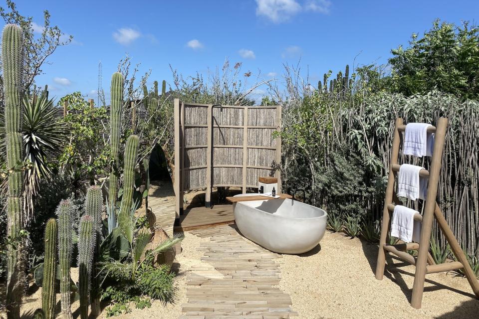 Outdoor bath tub and cacti at El Perdido